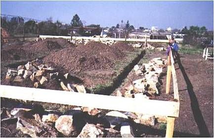 Comenzando a construir el cimiento corrido.