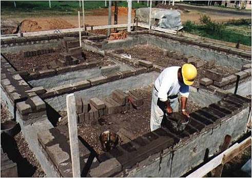 Levantando los muros de 40 cm de espesor.
