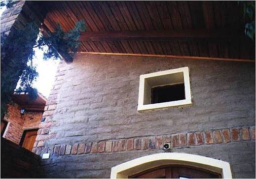 La casa se construyo adobe y ladrillo con muros de 40 cm.