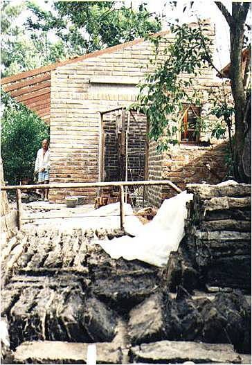 Producción de losetas de barro y paja.