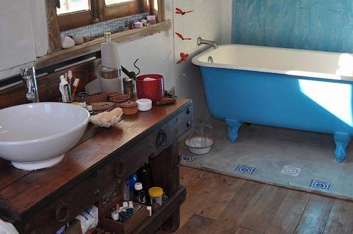 Es un baño seco, los muros absorben la humedad.