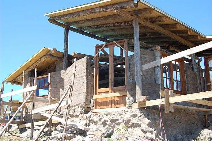 Casa sobre Ruta 60, Maldonado: arquitectura de tierra en BTC — Bloque de Tierra Comprimida, Ruta 60
