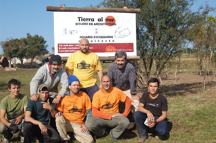 Equipo de maestros albañiles.