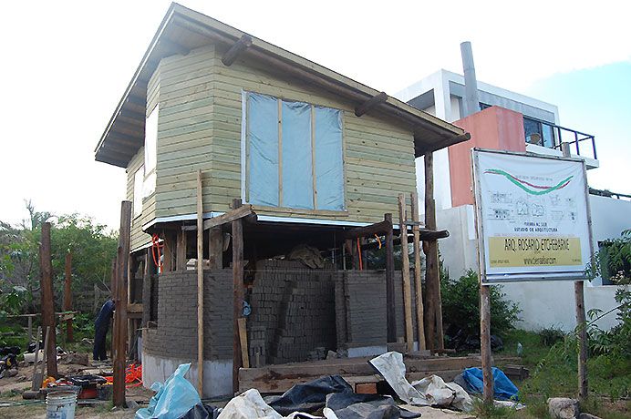 Iniciando la colocación de adobes en planta baja.
