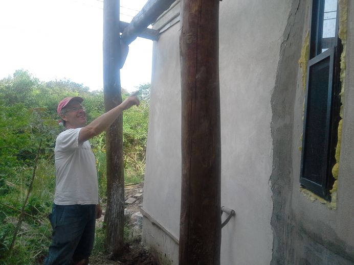 Eduardo terminando el revoque de cal sobre muro de adobe de 30 cm.