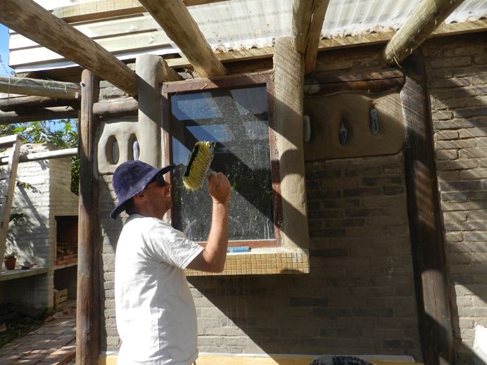 Gustavo terminando el exterior de la cocina.