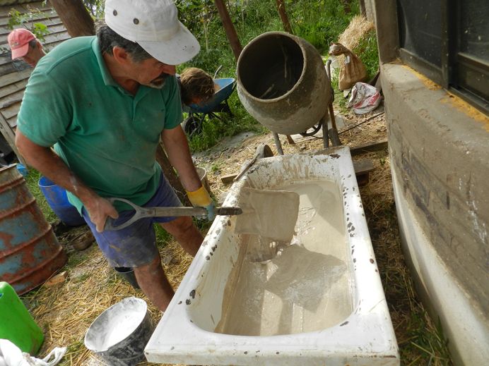 Vicente preparando la mezcla de arenas (granulometria variada) y cal.