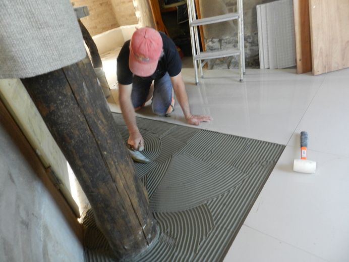 Eduardo colocando el piso.
