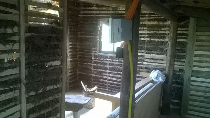 Las paredes interiores de la planta alta son de fajina (etapa rústica en obra).