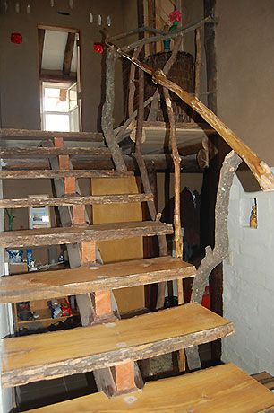 Escalera con barandas de roble.