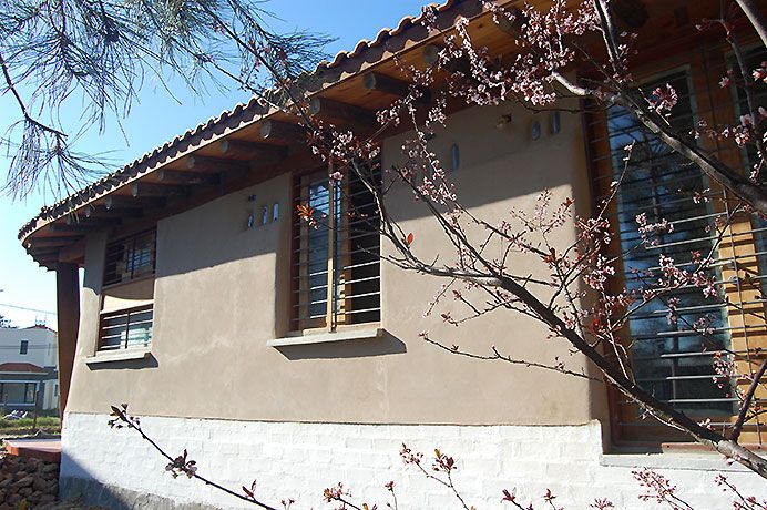 Fachada norte con revoque de arcilla estabilizada.