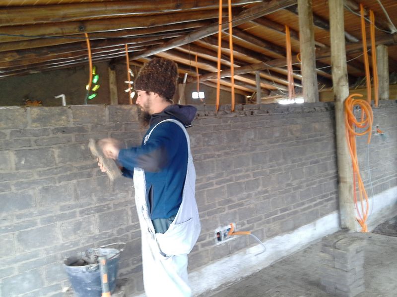 Luego de realizar el techo se inicia el muro de adobe.