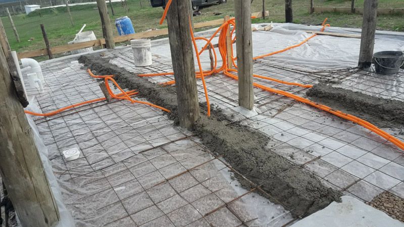 Contrapiso con ruptura de humedad por capilaridad (capas de pedregullo, nylon), sanitaria y eléctrica