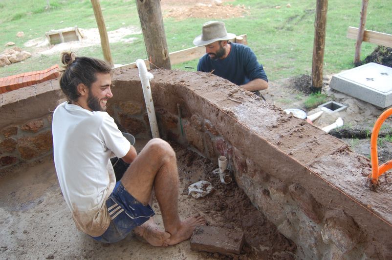 Inicio COB de nivelación y adobes para muro exterior de 25 cm espesor.
