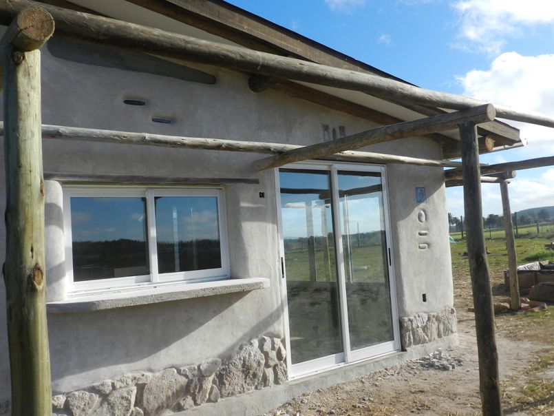 Al este espacio con mostrador y pergola