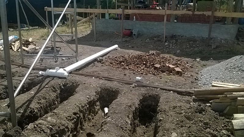 Inicio de zanjas para los drenajes de la instalación sanitaria (drenajes y humedal)