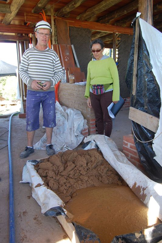 Preparación de la mezcla para levantar los adobes, que quedan vistos, se realizan pruebas y se llega a la dosificación…
