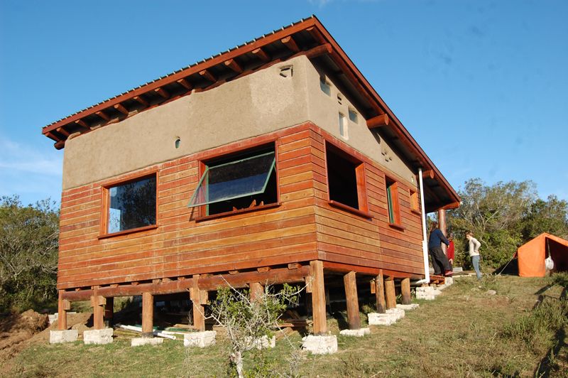 Es una casa autosustentable. Cuenta con paneles solares para la energía eléctrica y colecta de pluviales. El saneamiento es…