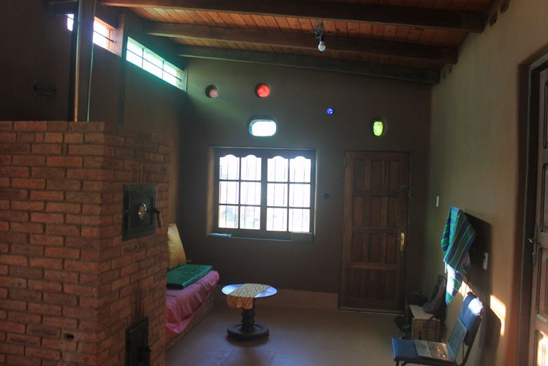 Living con vidrios de colores y estufa BBR (Batch Box Rocket)