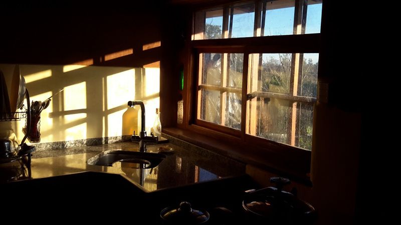 Estucado y ventana con vista a la huerta
