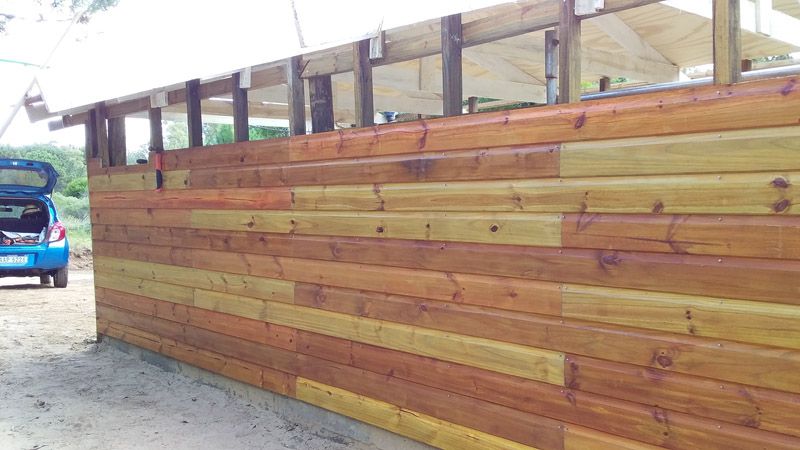 Iniciamos con el montaje del garage, que será nuestro cuarto de obra y oficina. Es una estructura de madera.