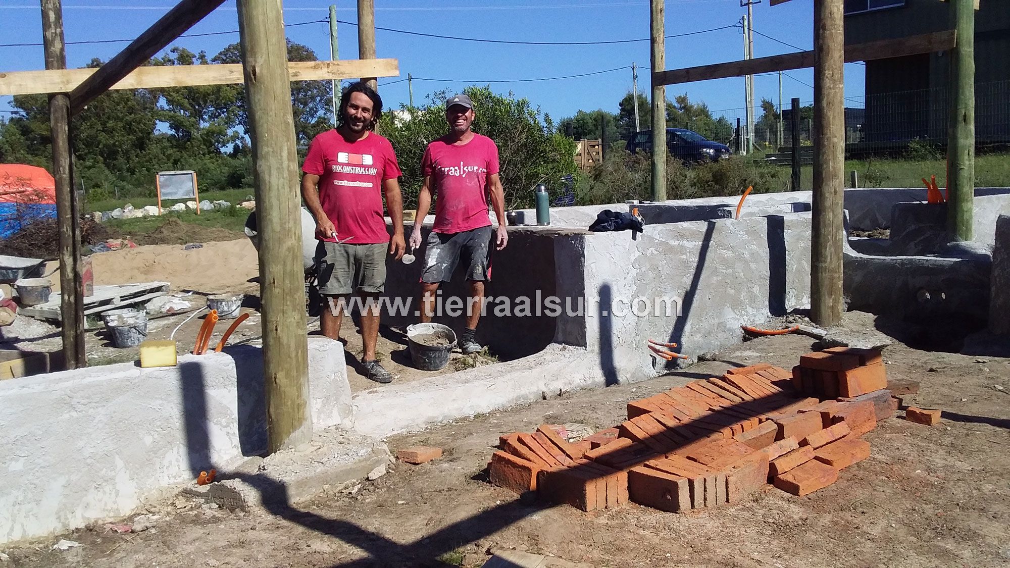 Avanza el cimiento y la estructura techo. Una casa sana de tierra tiene un proceso lento, firme y muy duradero en el periodo…