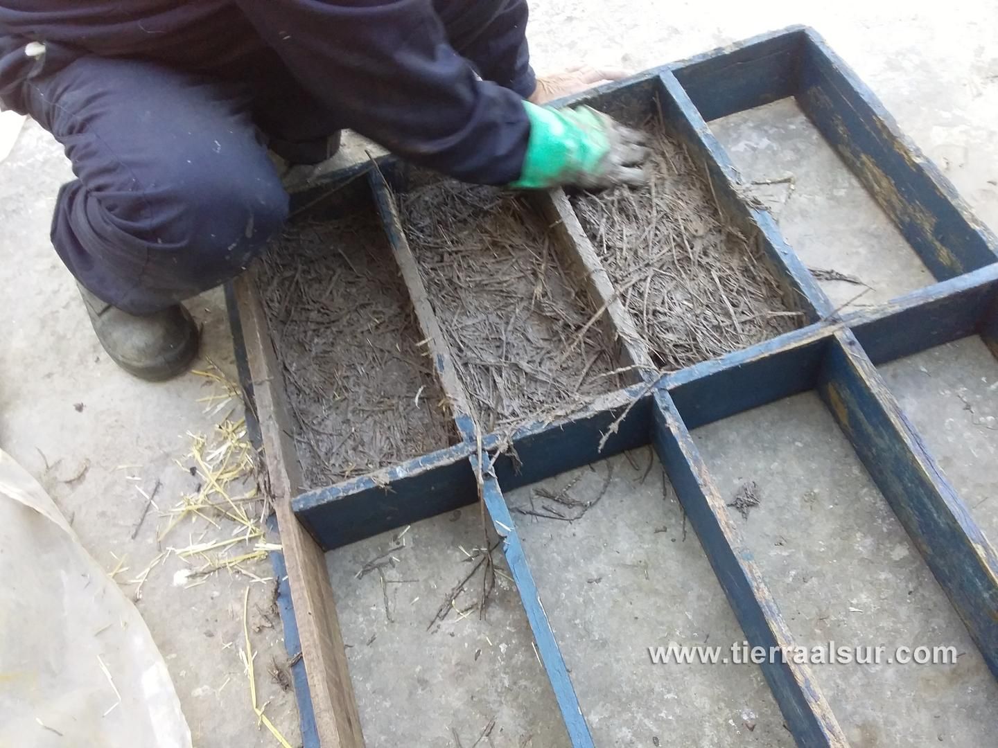 Producción losetas de tierra /paja para aislación térmica techo.
