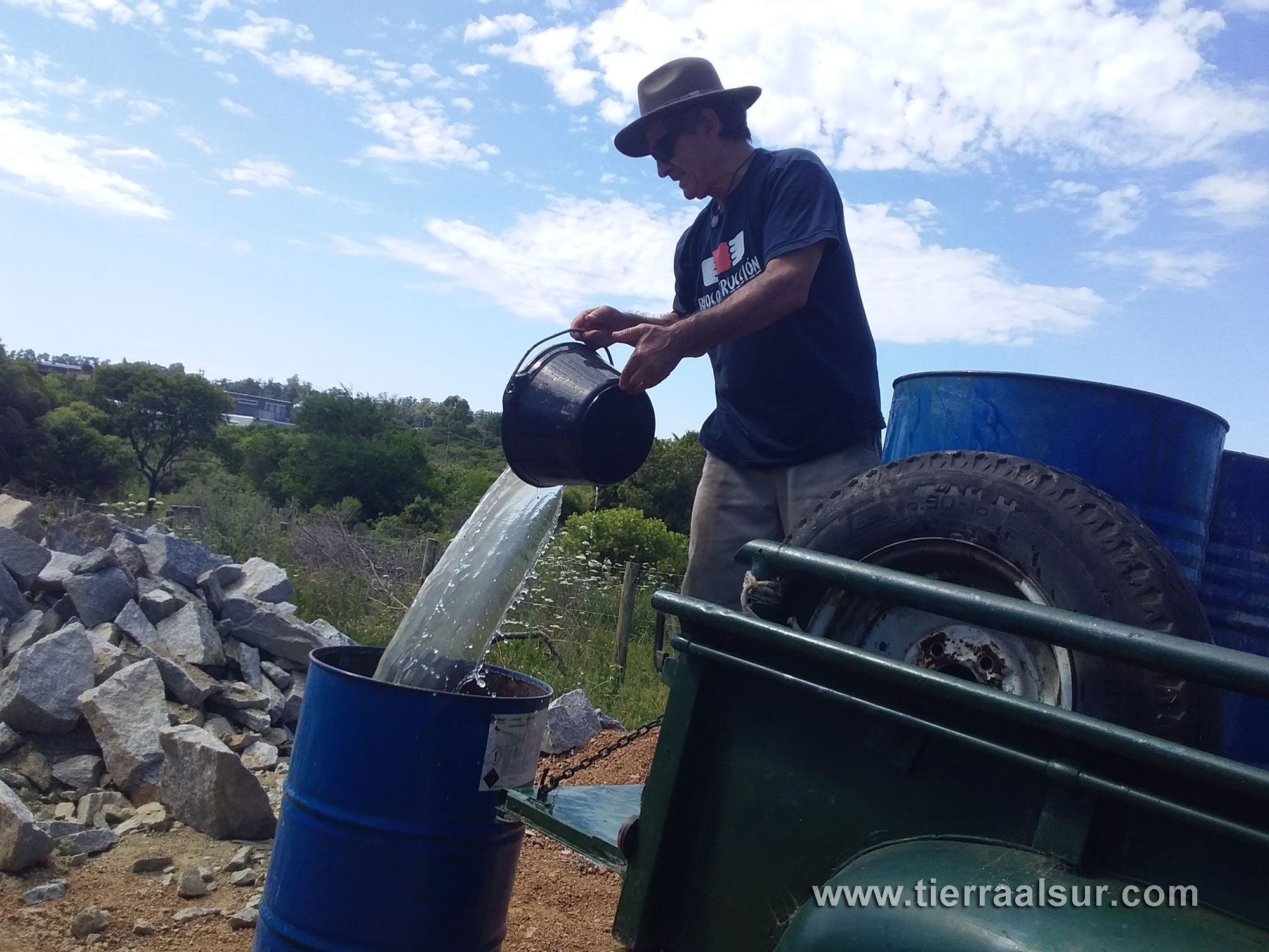 Se realiza la cimentación con agua de arroyo ya que aún no había estado la conexión de OSE.