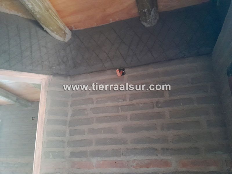 A la espera de un revoque bien fino de arcilla en la parte superior de la pared.